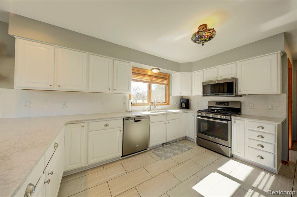 4414 Creekview Drive, Howell, MI 48843 — Photo 17