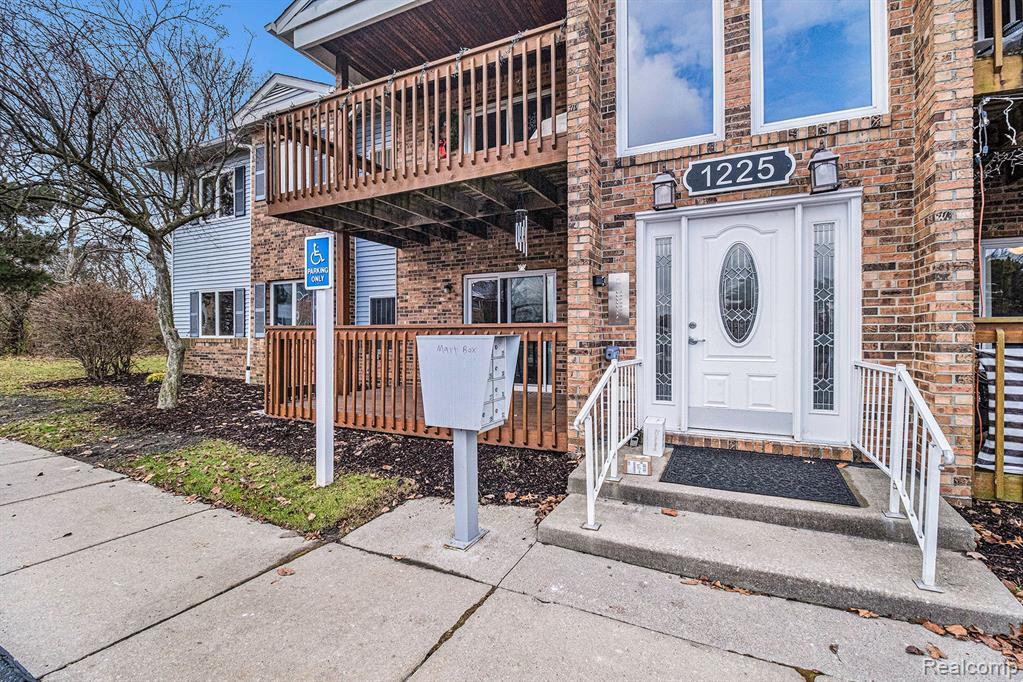 1225 Harbour Drive, 28, Trenton, MI 48183 — front exterior