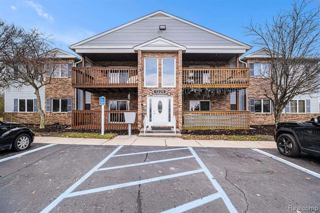 1225 Harbour Drive, 28, Trenton, MI 48183 — Photo 2