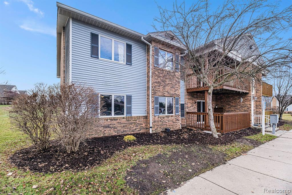 1225 Harbour Drive, 28, Trenton, MI 48183 — Photo 3