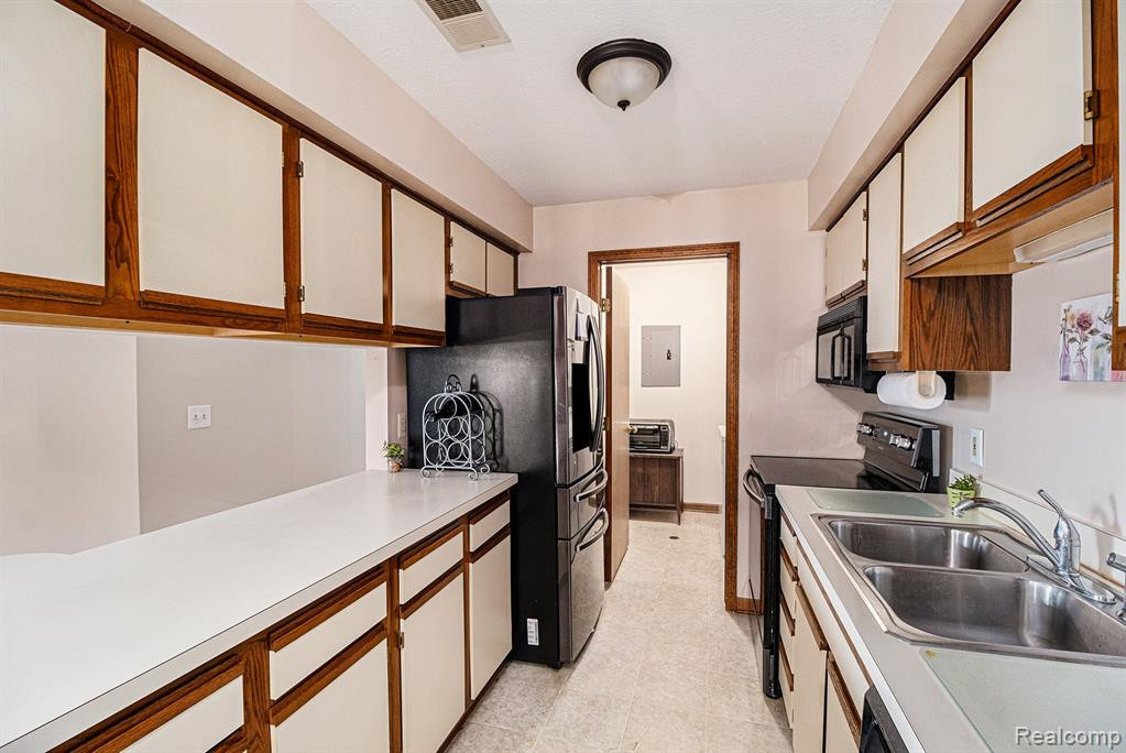 1225 Harbour Drive, 28, Trenton, MI 48183 — Photo 11