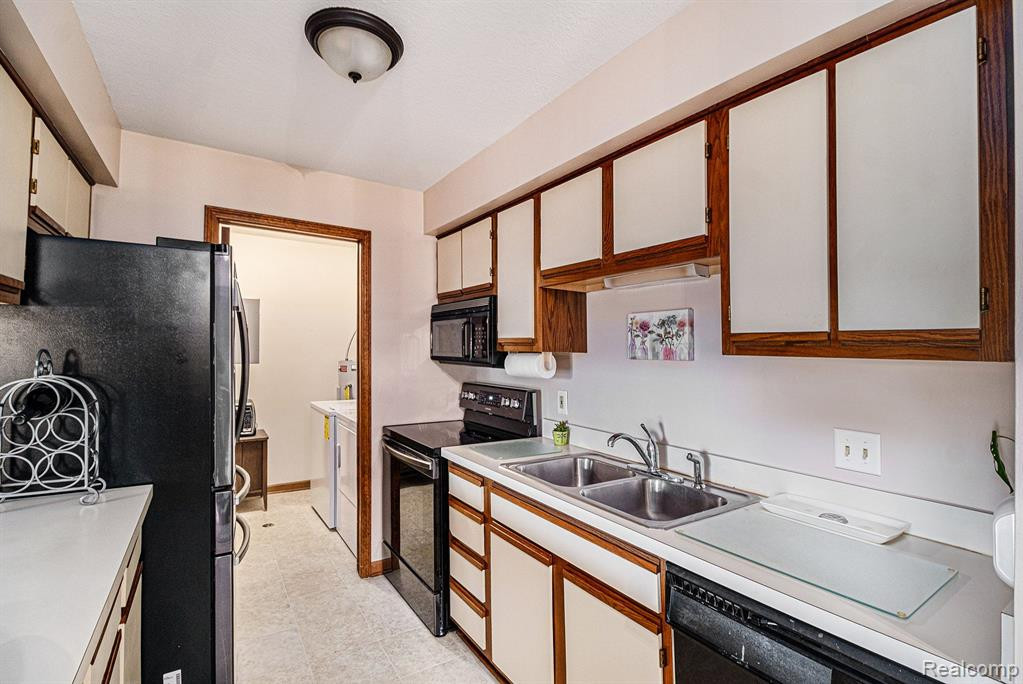1225 Harbour Drive, 28, Trenton, MI 48183 — Photo 12