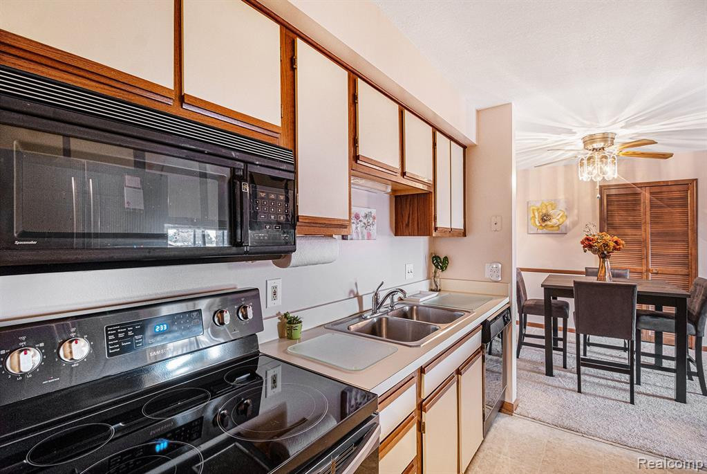 1225 Harbour Drive, 28, Trenton, MI 48183 — Photo 13