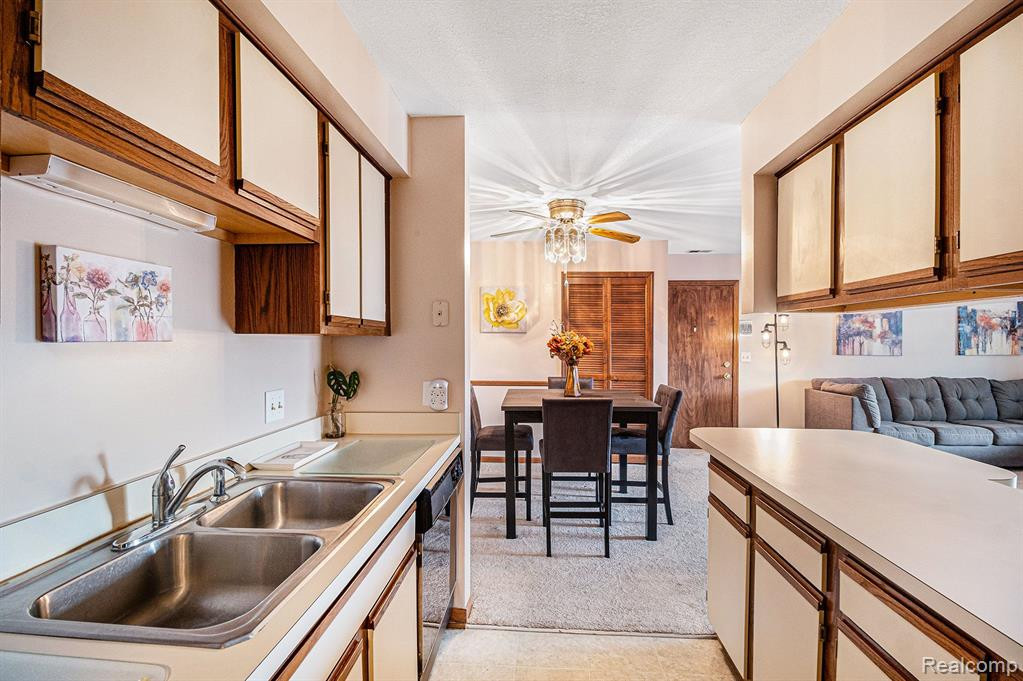 1225 Harbour Drive, 28, Trenton, MI 48183 — Photo 14