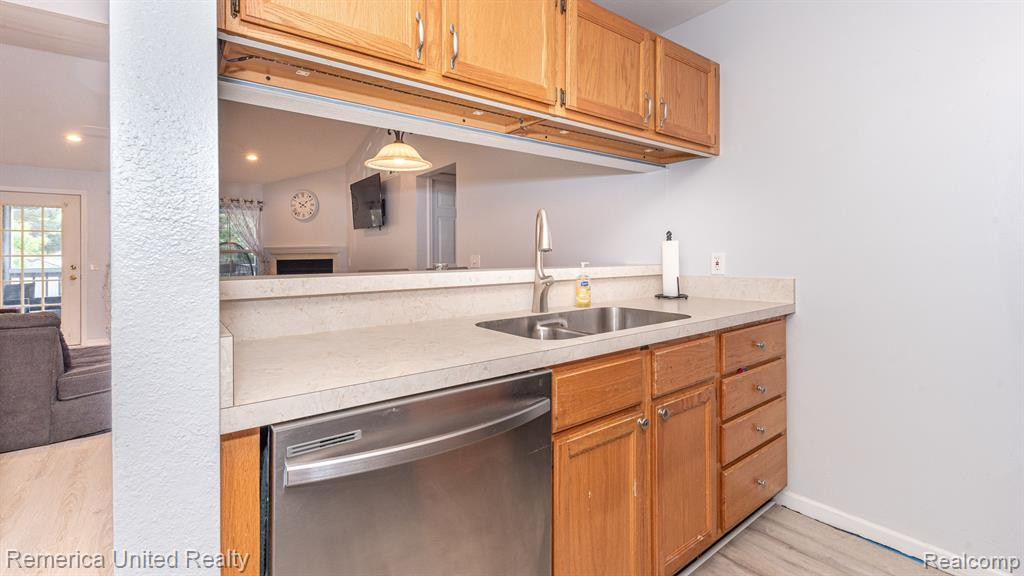 1217 CURZON Court, 201, Howell, MI 48843 — Photo 6