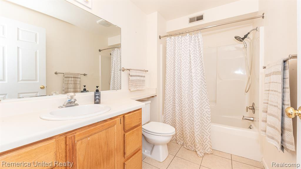 1217 CURZON Court, 201, Howell, MI 48843 — Photo 20
