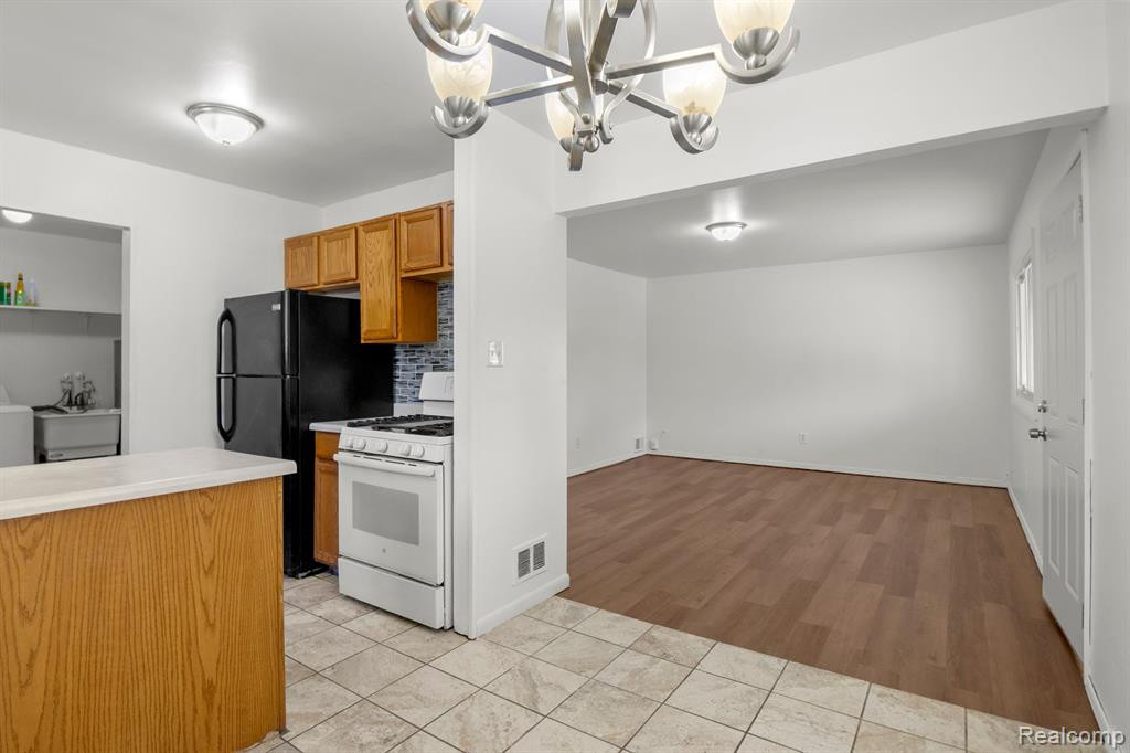 4925 HAZEL Street, Dearborn Heights, MI 48125 — Photo 12