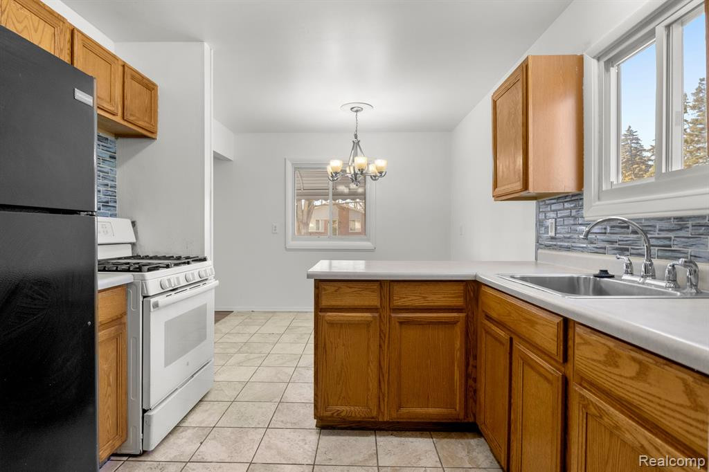 4925 HAZEL Street, Dearborn Heights, MI 48125 — Photo 17