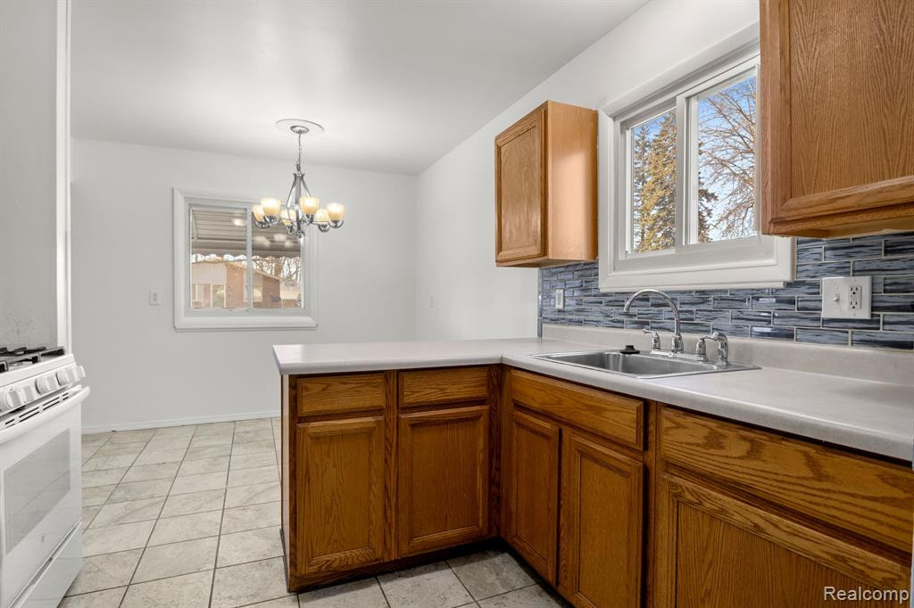 4925 HAZEL Street, Dearborn Heights, MI 48125 — Photo 19