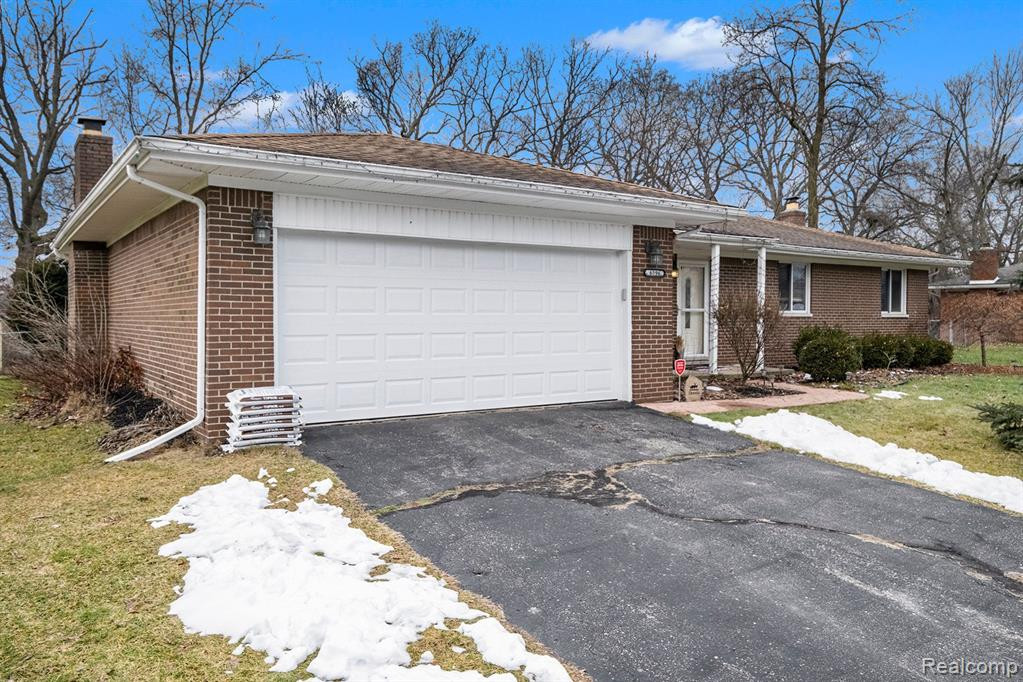 6594 BERRYWOOD Drive, Brighton, MI 48116 — Photo 2