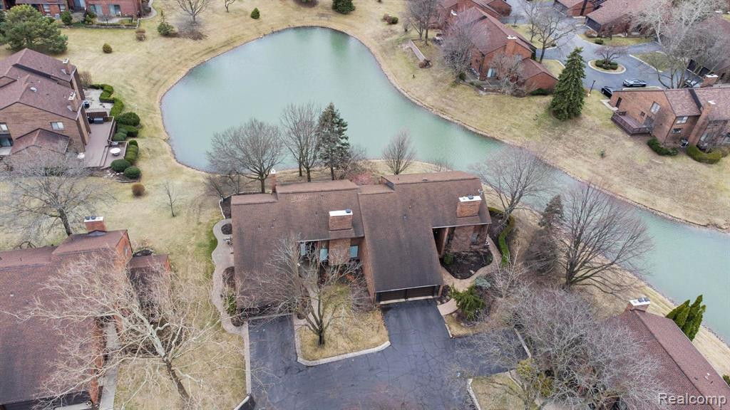 7 BROOKWOOD Lane, Dearborn, MI 48120 — Photo 2