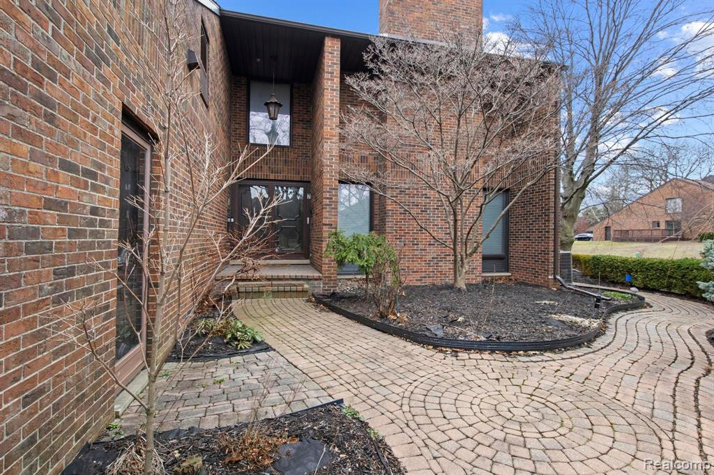 7 BROOKWOOD Lane, Dearborn, MI 48120 — Photo 3