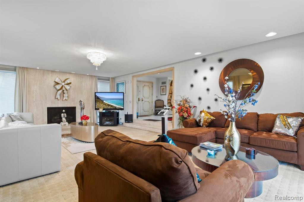 7 BROOKWOOD Lane, Dearborn, MI 48120 — Photo 9