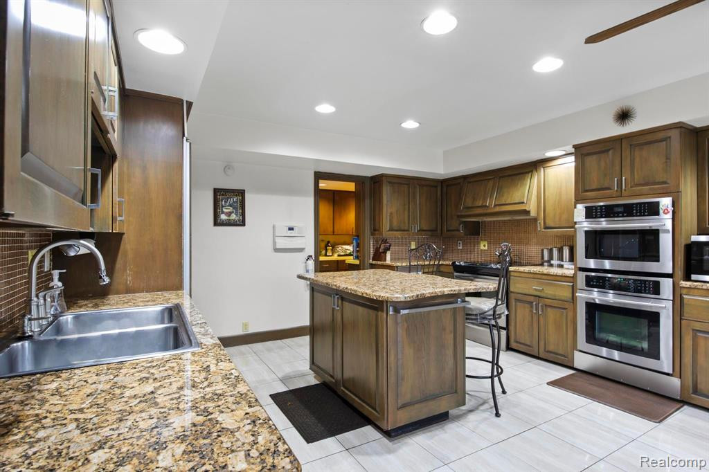 7 BROOKWOOD Lane, Dearborn, MI 48120 — Photo 13