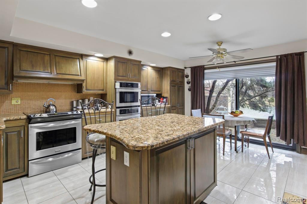 7 BROOKWOOD Lane, Dearborn, MI 48120 — Photo 14