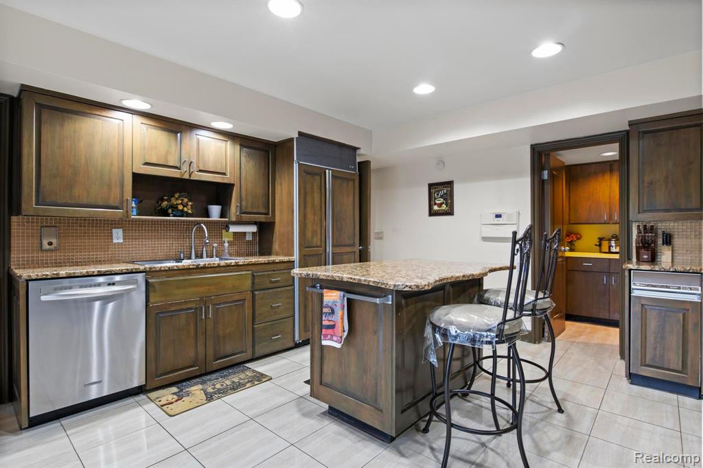 7 BROOKWOOD Lane, Dearborn, MI 48120 — Photo 16