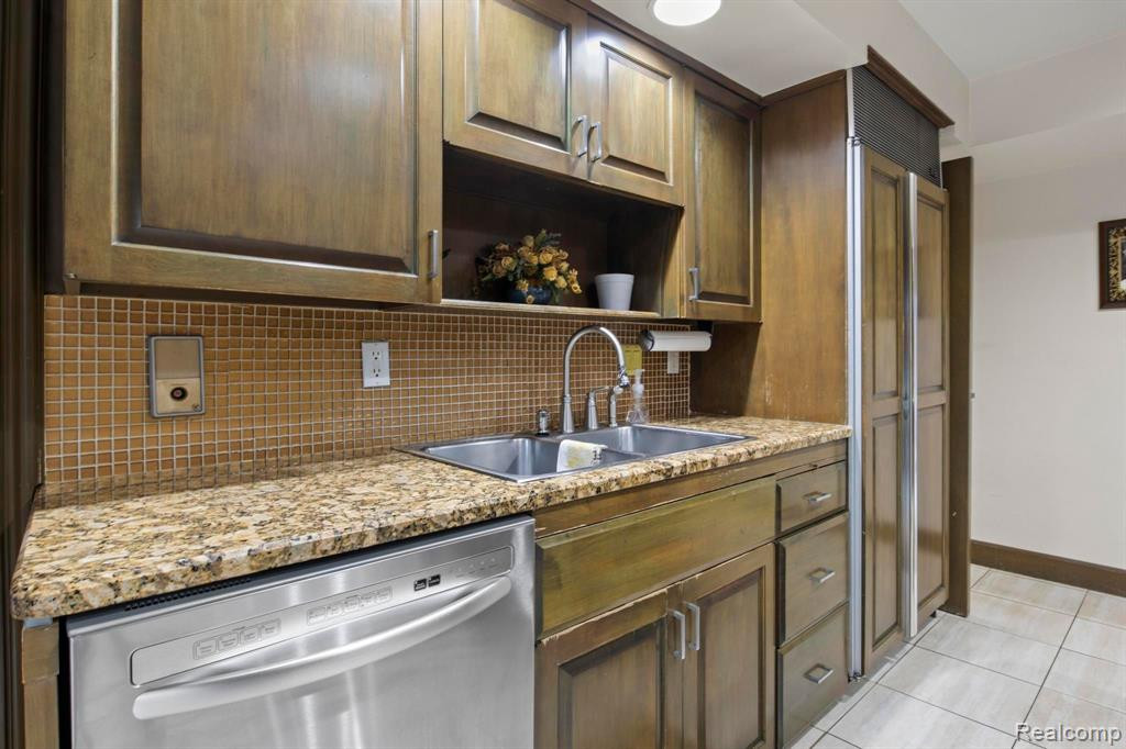 7 BROOKWOOD Lane, Dearborn, MI 48120 — Photo 17