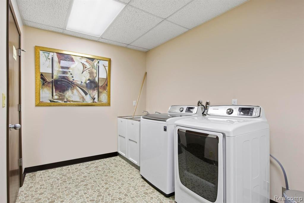 7 BROOKWOOD Lane, Dearborn, MI 48120 — Photo 41