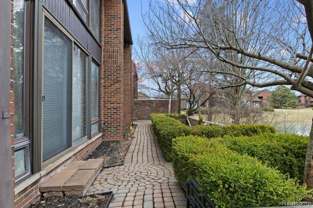 7 BROOKWOOD Lane, Dearborn, MI 48120 — Photo 43