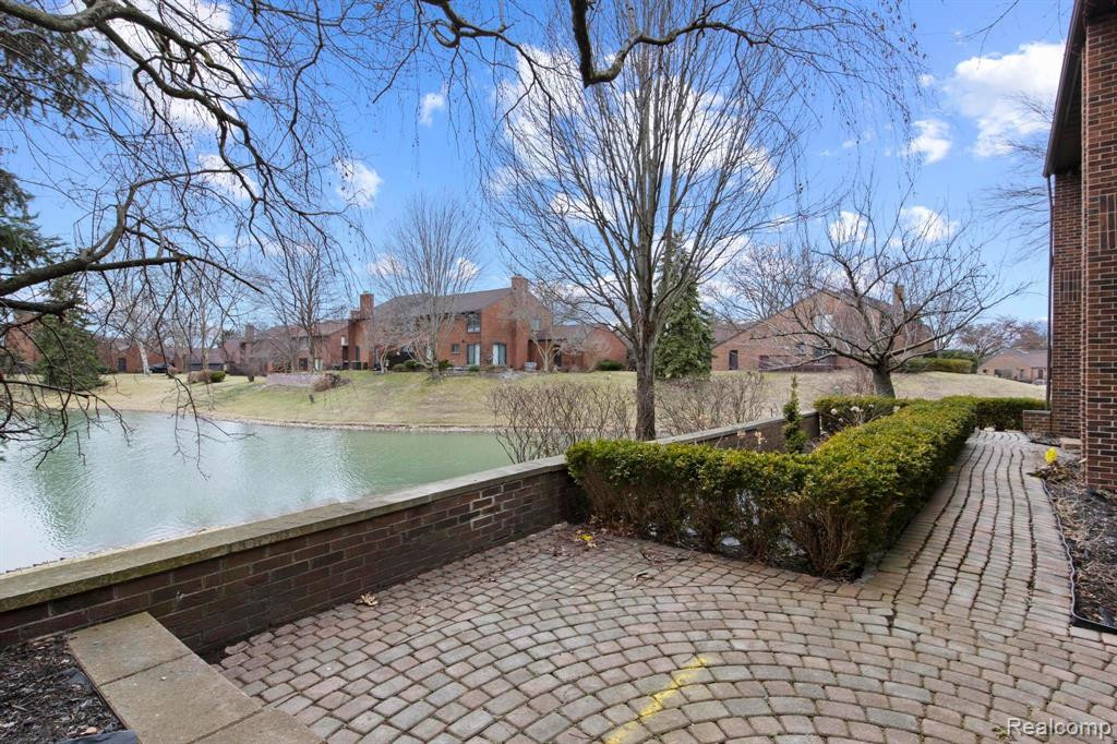 7 BROOKWOOD Lane, Dearborn, MI 48120 — Photo 44