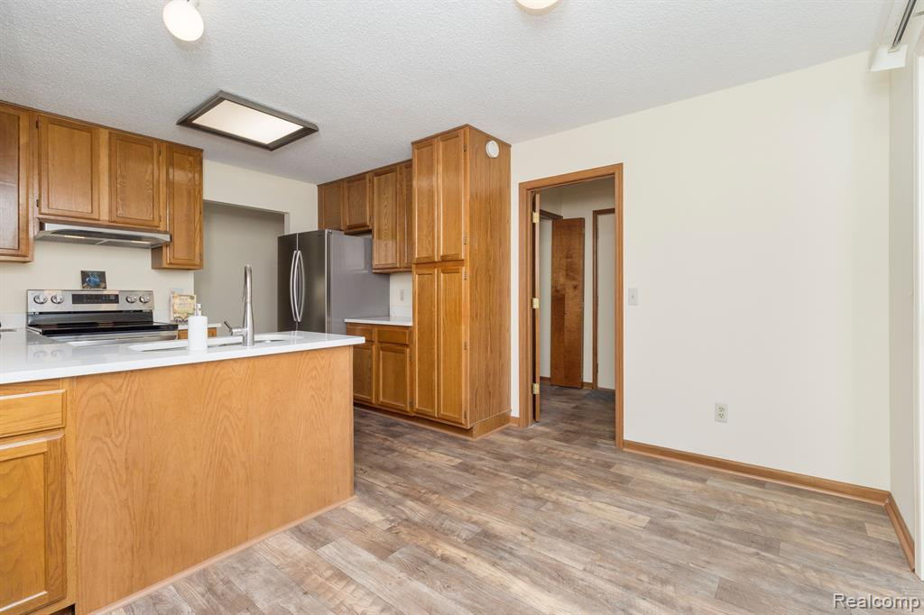 41388 Belden Circle, Novi, MI 48377 — Photo 33