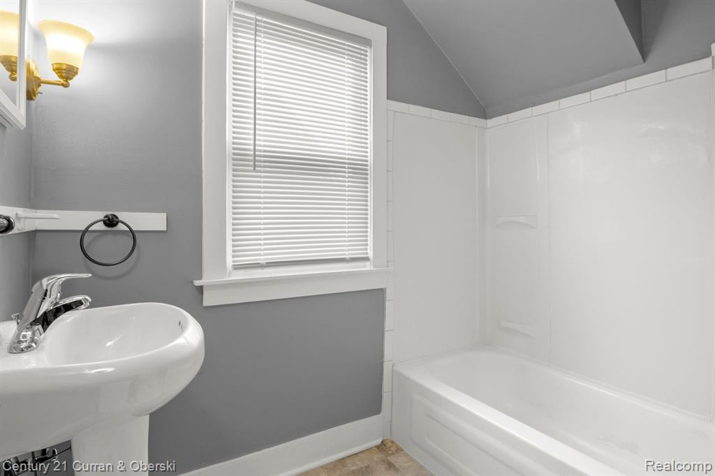 415 MANISTIQUE Street, Detroit, MI 48215 — Photo 16