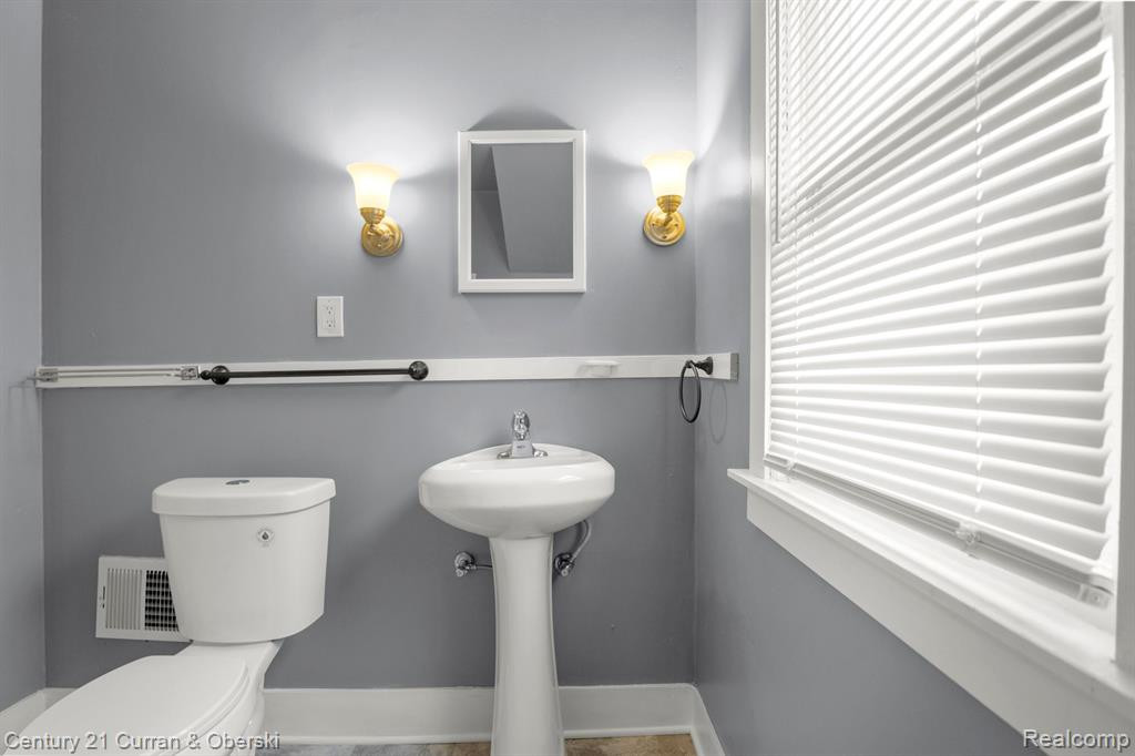 415 MANISTIQUE Street, Detroit, MI 48215 — Photo 17