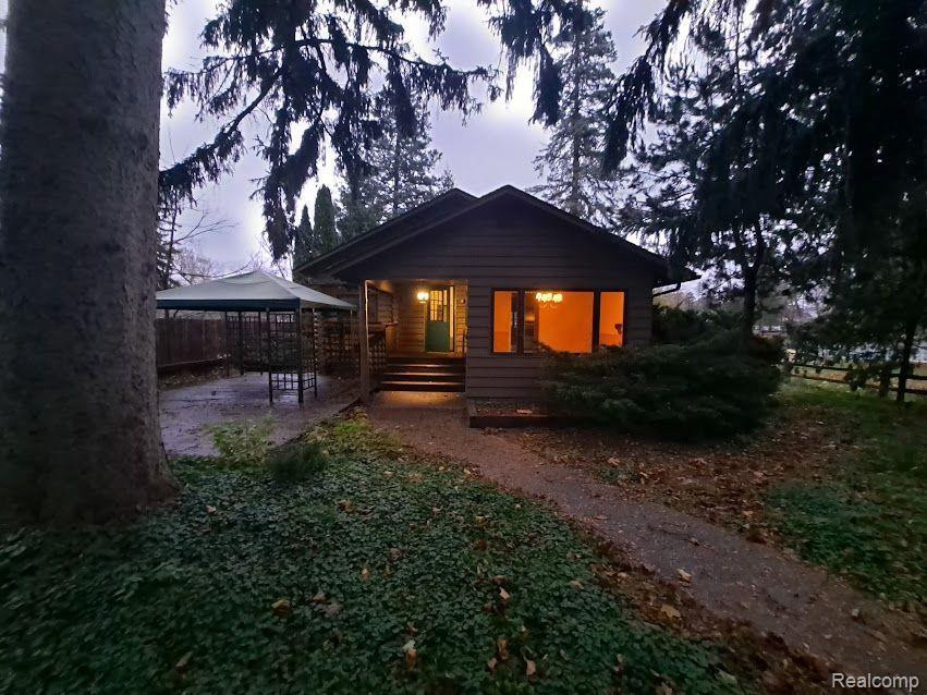 98 N HOLCOMB Road, Clarkston, MI — Photo 2
