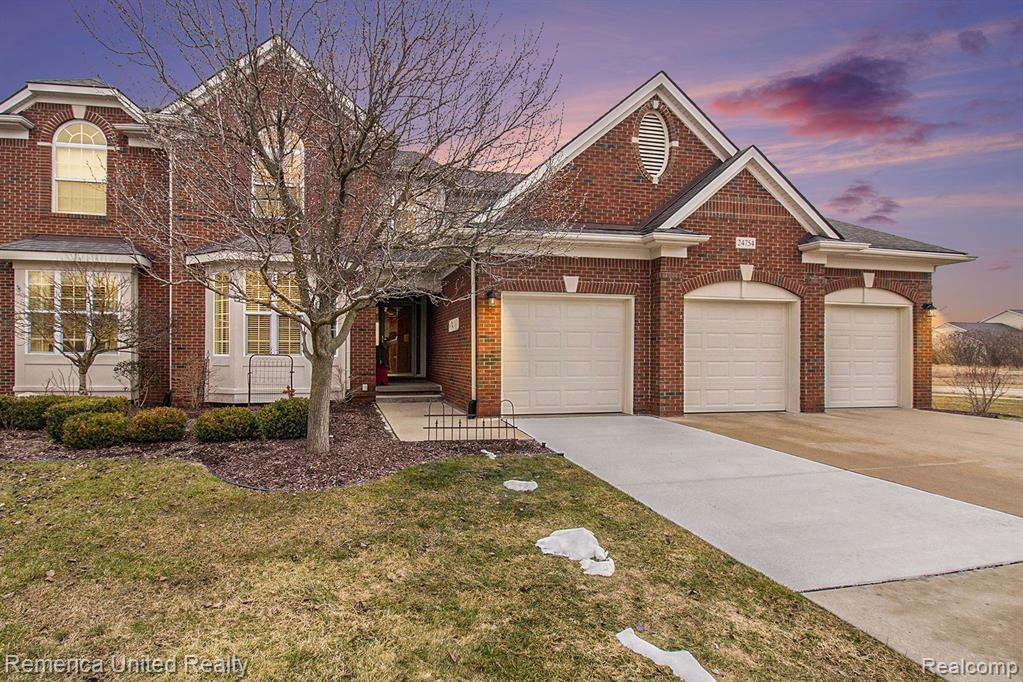 24754 VALLEYWOOD Drive, South Lyon, MI 48178 — Photo 2