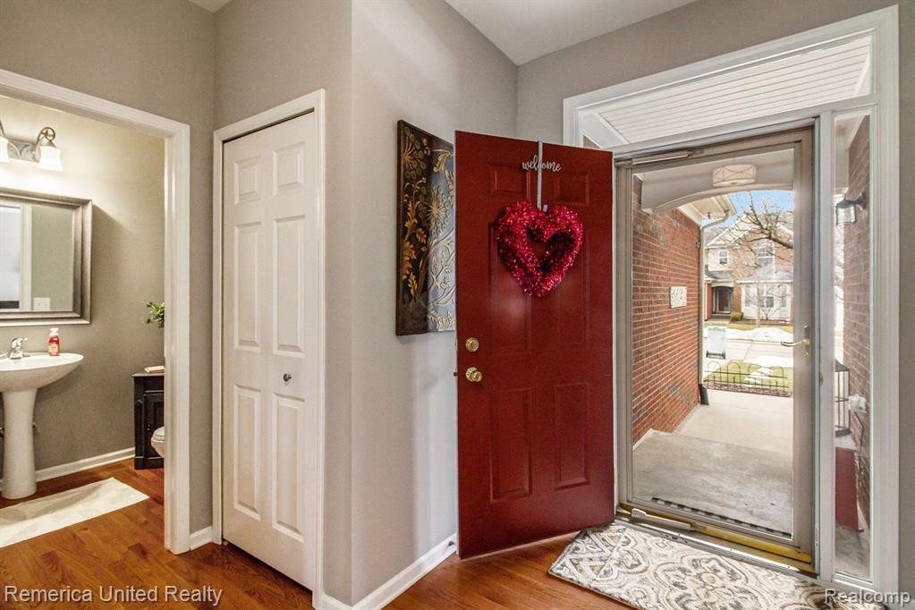 24754 VALLEYWOOD Drive, South Lyon, MI 48178 — Photo 14