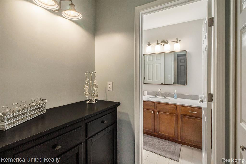 24754 VALLEYWOOD Drive, South Lyon, MI 48178 — Photo 33