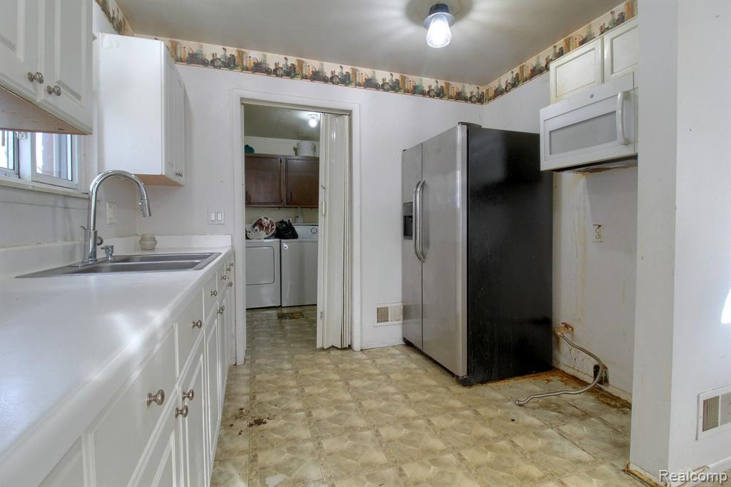 4133 JACKSON Street, Dearborn Heights, MI 48125 — Photo 8