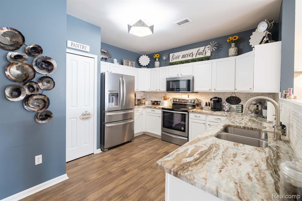 47752 PEMBROKE Drive, Canton, MI 48188 — Photo 11