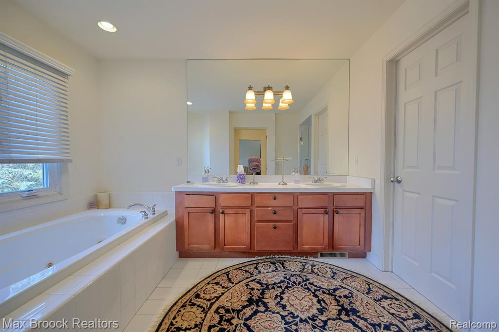 6504 SHADOWOOD Drive, West Bloomfield, MI — Photo 24