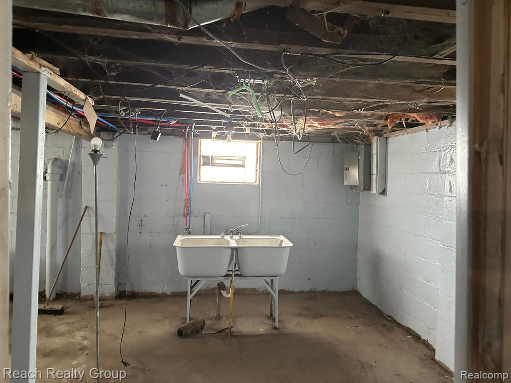 7657 MINOCK Street, Detroit, MI 48228 — Photo 8
