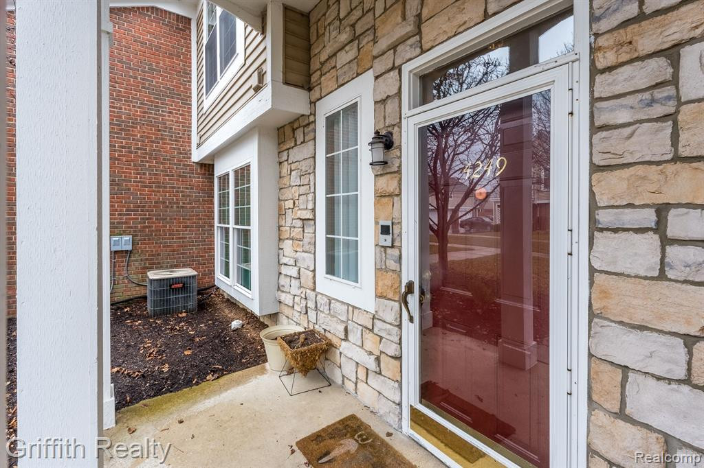 4249 BERKSHIRE Drive, Sterling Heights, MI 48314 — Photo 2