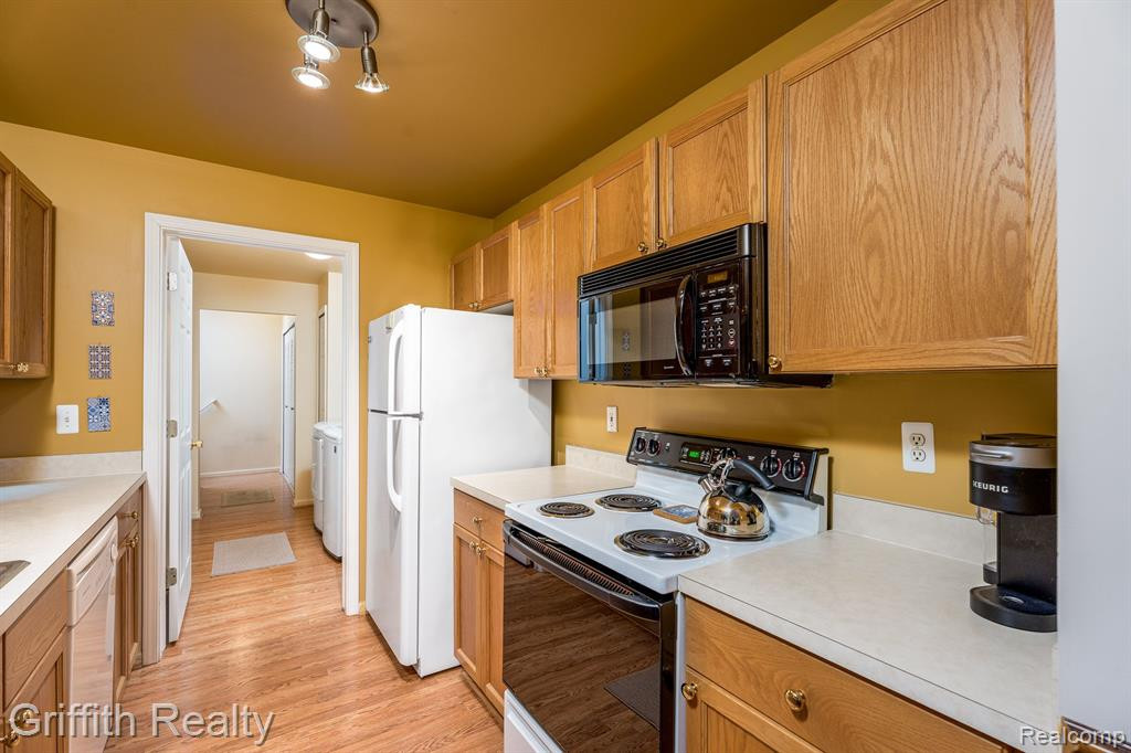 4249 BERKSHIRE Drive, Sterling Heights, MI 48314 — Photo 9