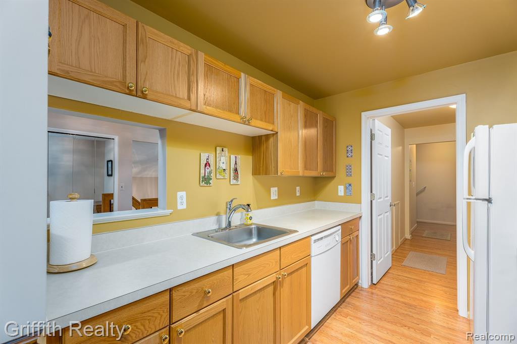 4249 BERKSHIRE Drive, Sterling Heights, MI 48314 — Photo 10
