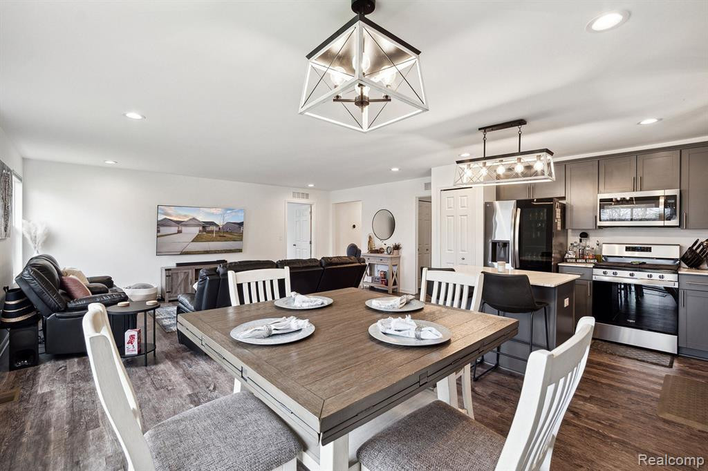 10073 SWAN LAKE Circle, Ypsilanti, MI 48197 — Photo 11
