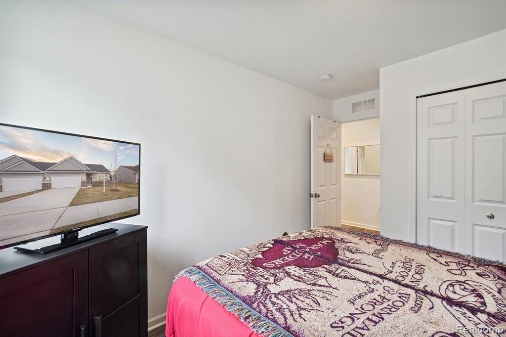 10073 SWAN LAKE Circle, Ypsilanti, MI 48197 — Photo 18