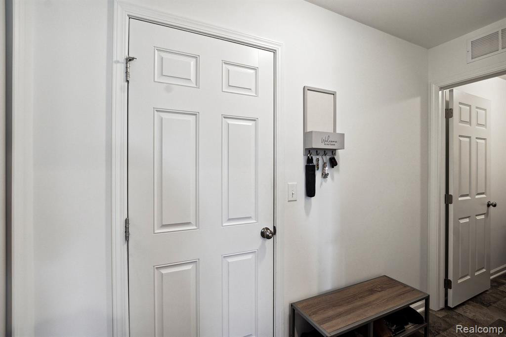 10073 SWAN LAKE Circle, Ypsilanti, MI 48197 — Photo 22