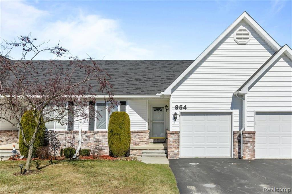 954 LIGHTHOUSE Drive, Marysville, MI 48040 — front exterior
