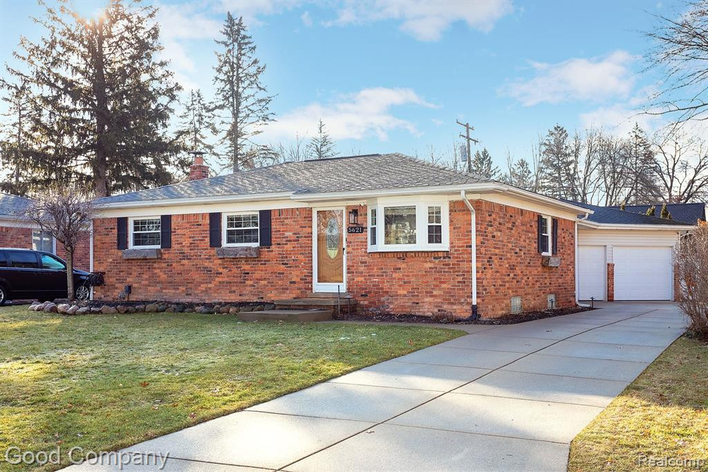 5621 CLEARY Drive, Waterford, MI 48329 — Photo 2
