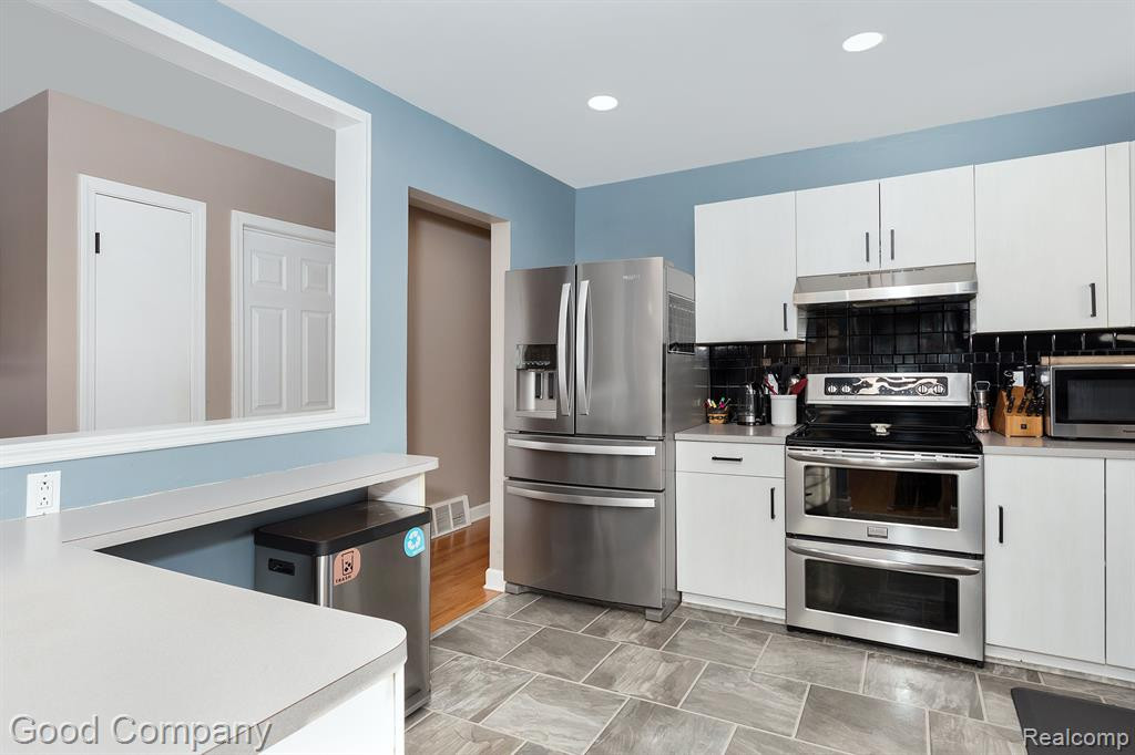 5621 CLEARY Drive, Waterford, MI 48329 — Photo 8