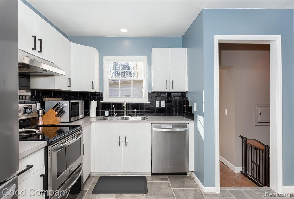 5621 CLEARY Drive, Waterford, MI 48329 — Photo 9