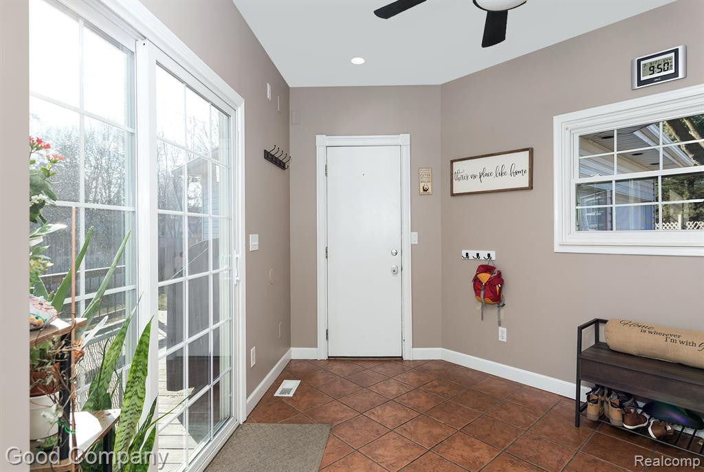 5621 CLEARY Drive, Waterford, MI 48329 — Photo 13