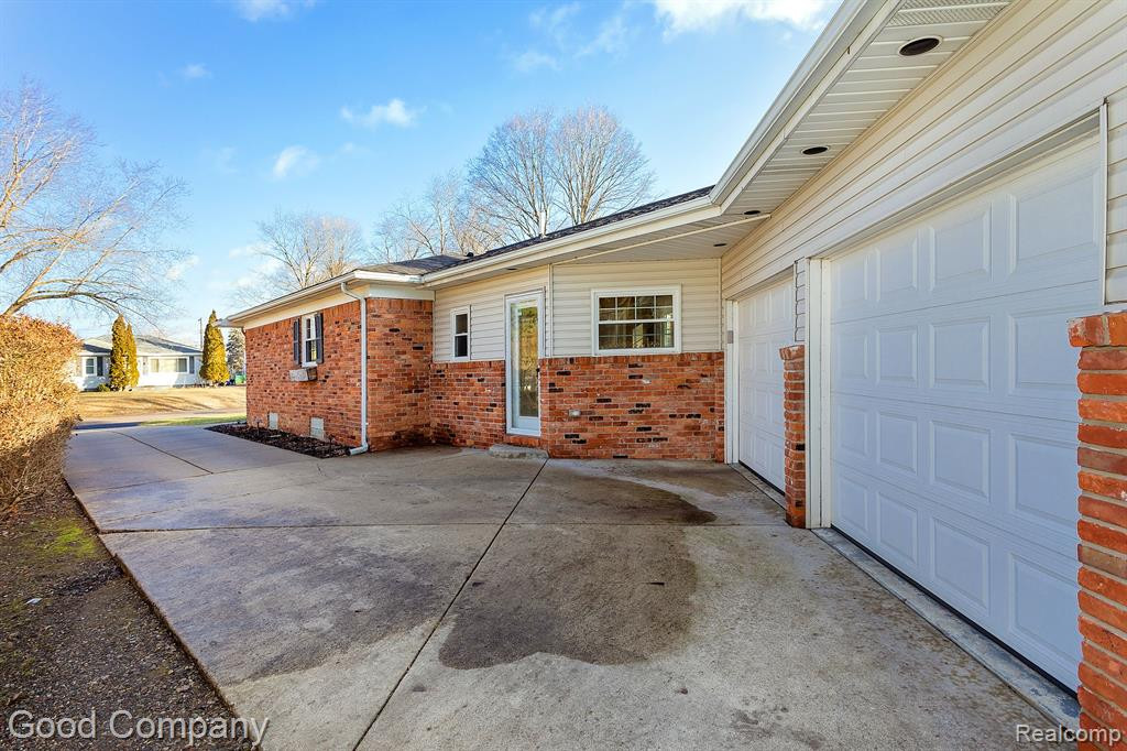 5621 CLEARY Drive, Waterford, MI 48329 — Photo 35