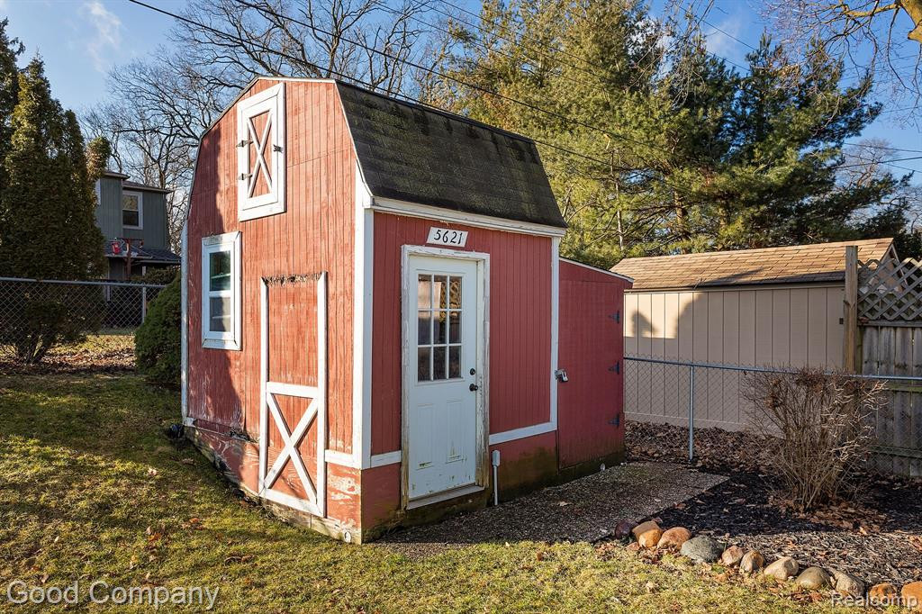 5621 CLEARY Drive, Waterford, MI 48329 — Photo 38