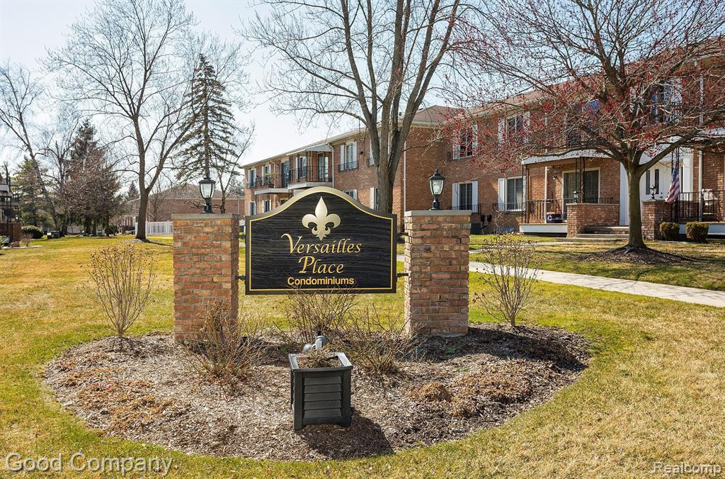 30795 SHIAWASSEE Road, 8B, Farmington, MI 48336 — front exterior