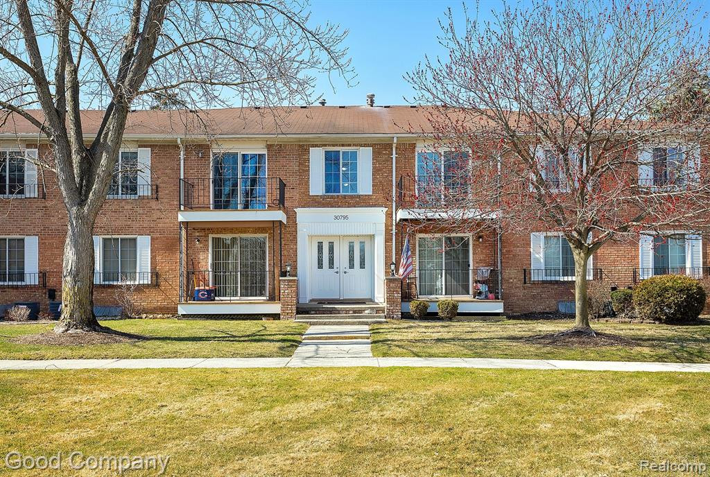 30795 SHIAWASSEE Road, 8B, Farmington, MI 48336 — Photo 2